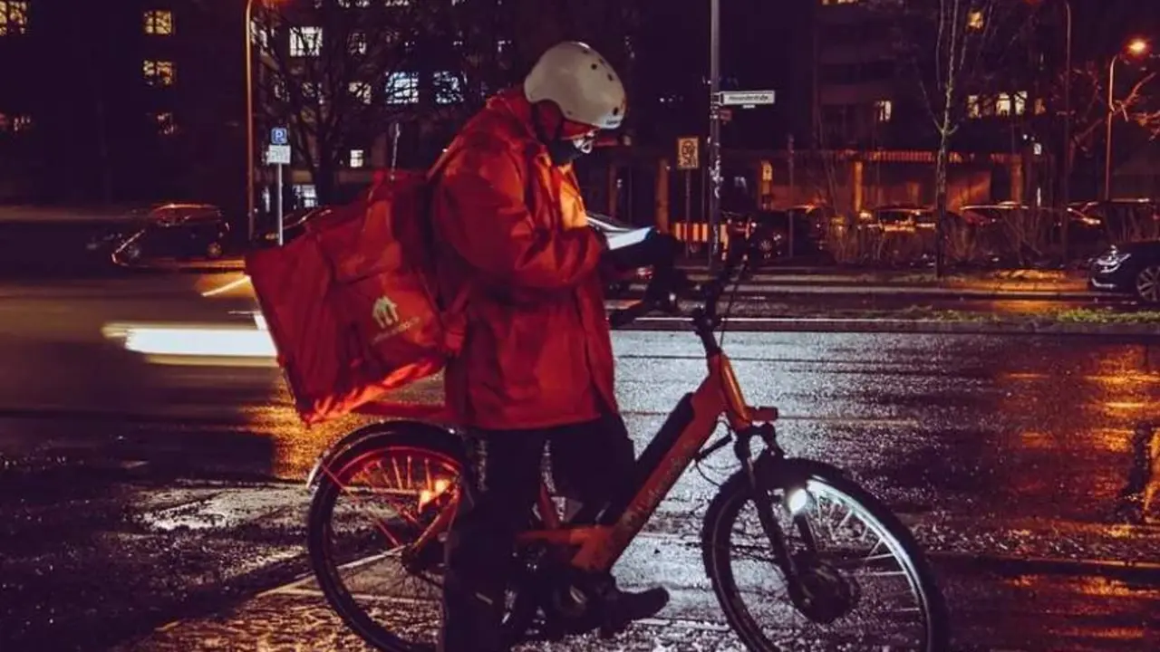 Repartidor de comida trabajando de noche 