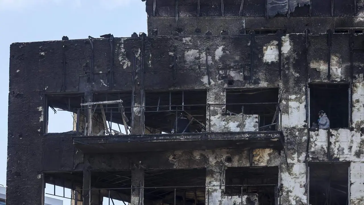  Un agente de la Polic&iacute;a Cient&iacute;fica busca las causas del incendio en el edificio del barrio de Campanar, a 24 de febrero de 2024, en Valencia. - Rober Solsona - Europa Press 