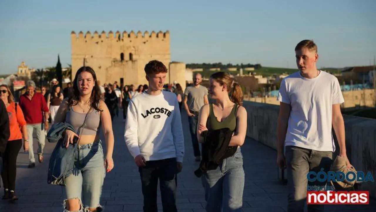  Gente paseando por el Puente Romano CBN 