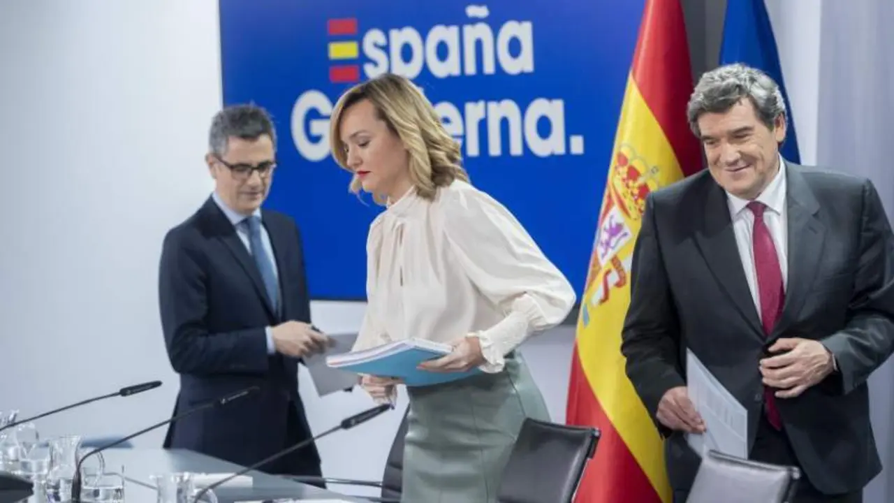  El ministro de la Presidencia, F&eacute;lix Bola&ntilde;os; la ministra de Educaci&oacute;n y portavoz del Gobierno, Pilar Alegr&iacute;a, y el ministro de Transformaci&oacute;n Digital y Funci&oacute;n P&uacute;blica, Jos&eacute; Luis Escriv&aacute;, comparecen tras el Consejo de Ministros de este martes 