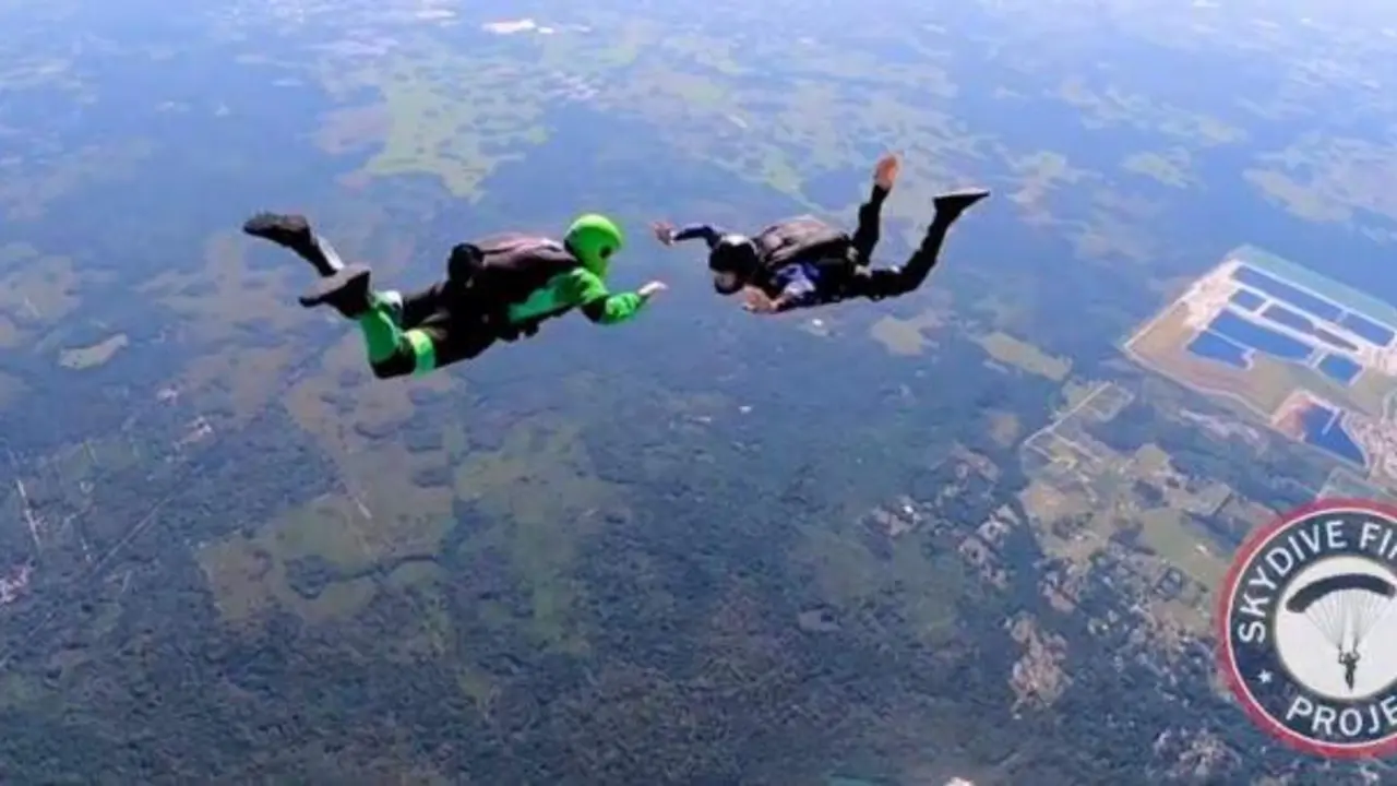  Parapl&eacute;jico haciendo paracaidismo 
