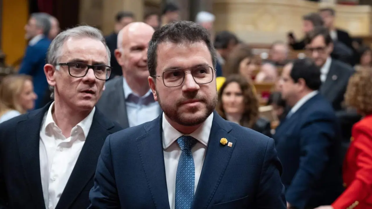  El presidente de la Generalitat, Pere Aragon&egrave;s (c), a su salida del pleno del debate a la totalidad de Presupuestos 2024 en el Parlament, a 13 de marzo de 2024, en Barcelona, Catalunya (Espa&ntilde;a). El pleno del Parlament celebra hoy el debate a la totalidad - David Zorrakino - Europa Press 