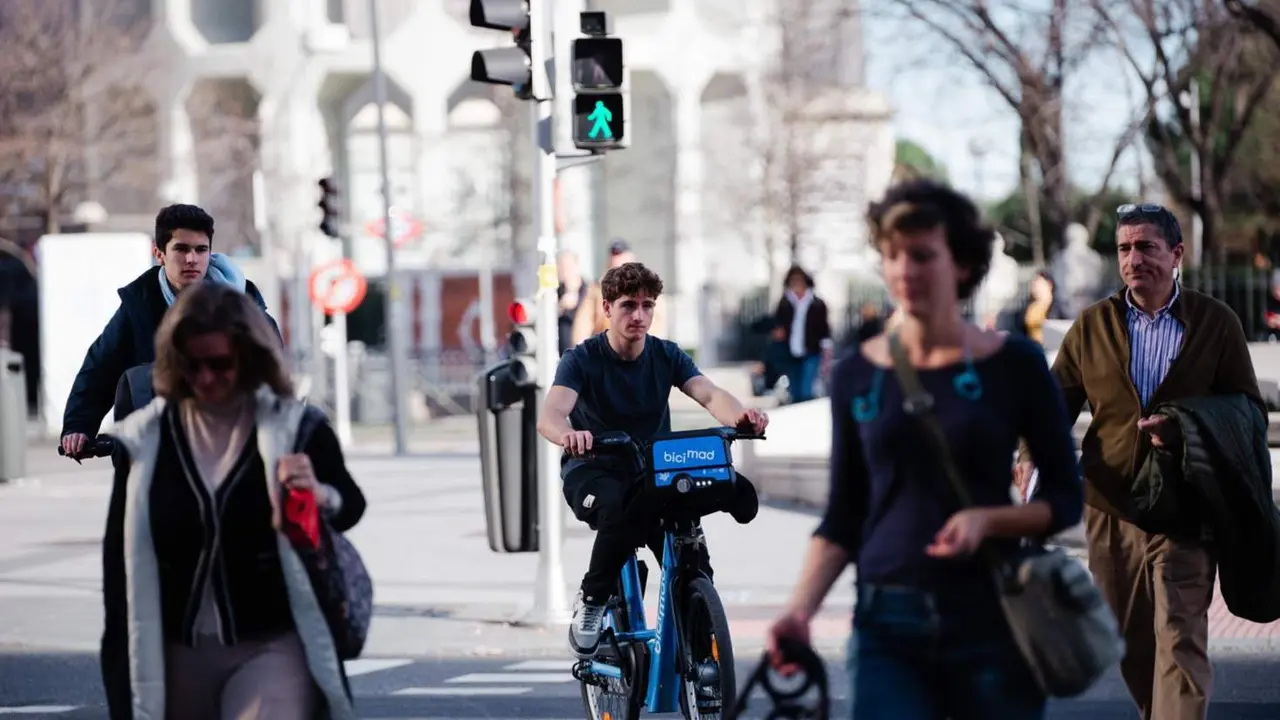  Archivo - Un hombre en manga corta pasea por una calle de Madrid, a 26 de enero de 2024, en Madrid (Espa&ntilde;a). - Mateo Lanzuela - Europa Press - Archivo 