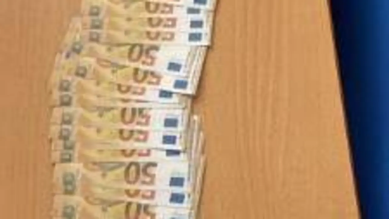  fajo de billetes con el que unos alumnos sobornaron a su profesora 