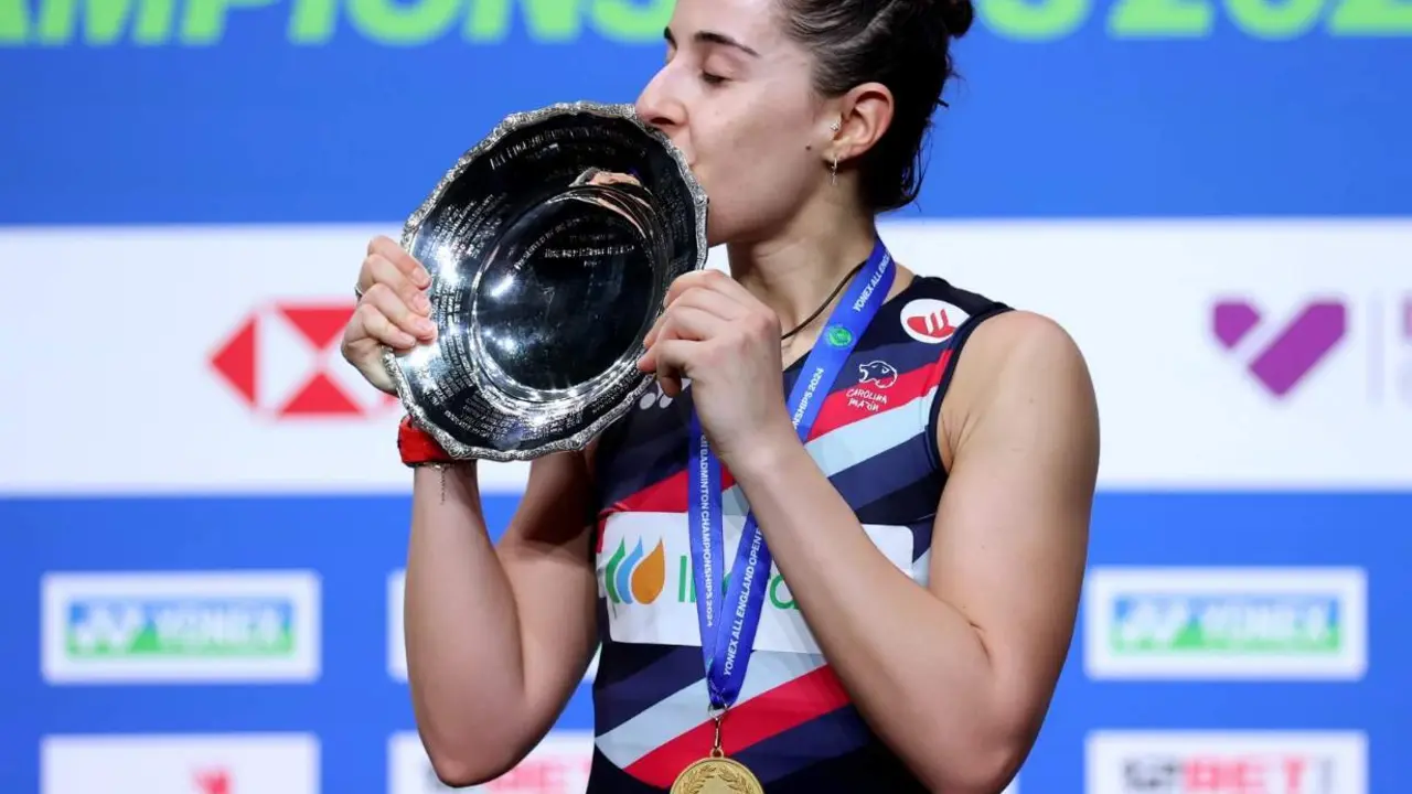  Carolina Mar&iacute;n con el trofeo del All England 