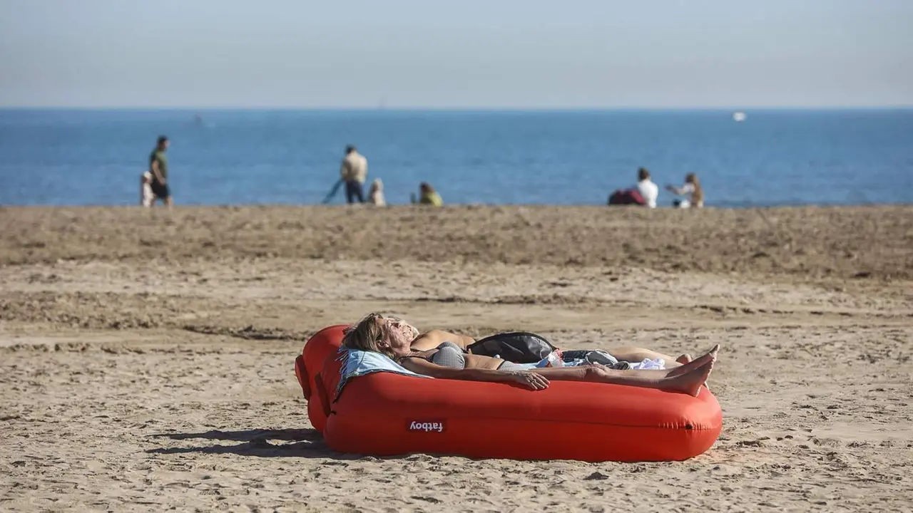  Archivo - Una mujer toma el sol tumbada en un flotador, en la playa de la Malvarrosa, a 25 de enero de 2024, en Valencia, Comunidad Valenciana (Espa&ntilde;a). - Rober Solsona - Europa Press - Archiv 