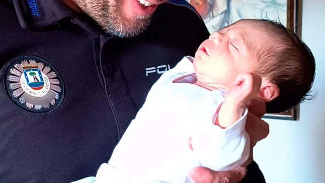  Polic&iacute;as municipales salvan a la vida de un beb&eacute; de 15 d&iacute;as que se asfixiaba en una calle de Moratalaz&nbsp;- POLIC&Iacute;A MUNICIPAL DE MADRID 