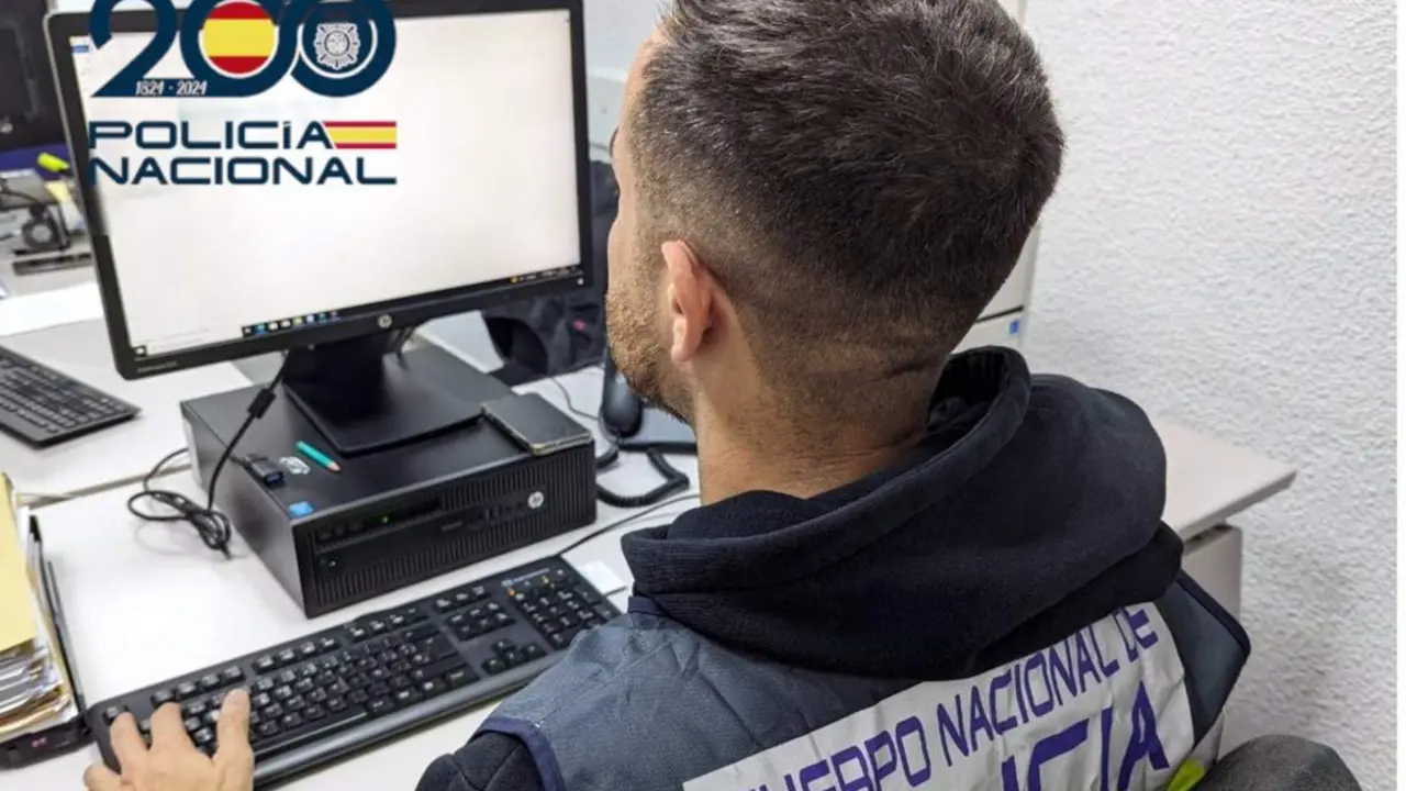  Se inaugura el primer curso de ingl&eacute;s as&iacute;ncrono organizado por la Polic&iacute;a Nacional para el que la Polic&iacute;a se ha aliado con creadores de contenido de plataformas como TikTok, Youtube e Instagram y al que ya se han preinscrito m&aacute;s de 10.500 agentes. - POLIC&Iacute;A NACIONAL 