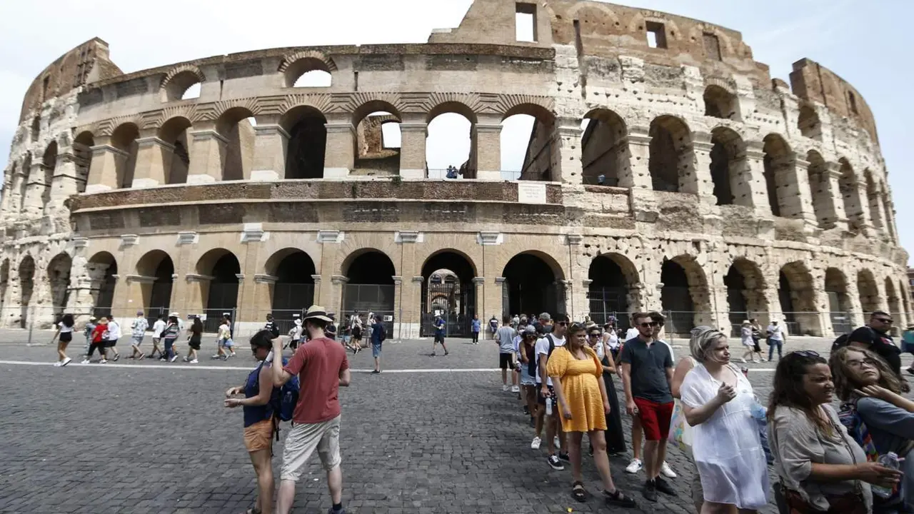  Archivo - Turistas junto al Coliseo, en Roma - CECILIA FABIANO / ZUMA PRESS / CONTACTOPHOTO 