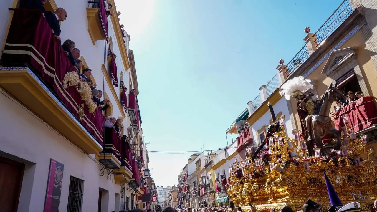  El Cristo de las Tres Ca&iacute;das en la calle Pureza para entrar en la Capilla de los Marineros, a 7 de abril de 2023, en Sevilla 
