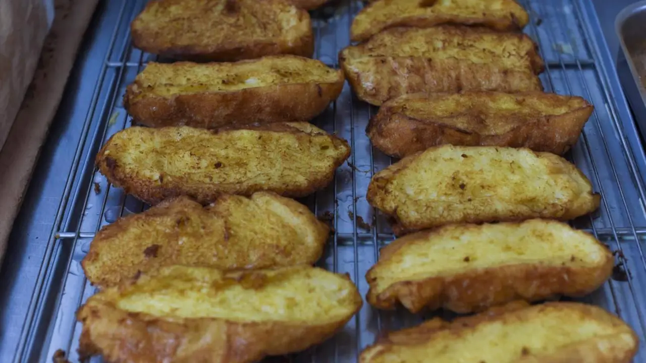  Archivo - Elaboraci&oacute;n de torrijas en una pasteler&iacute;a - Gustavo Valiente - Europa Press - Archivo 