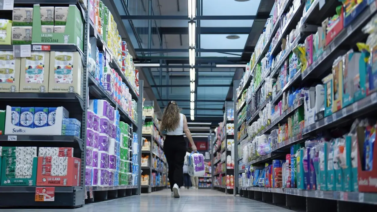  Archivo - Una persona hace la compra en la tienda Dia - Fernando S&aacute;nchez - Europa Press - Archivo 