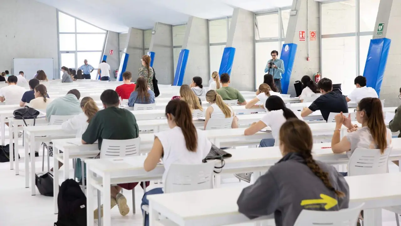  Archivo - Estudiantes haciendo un examen en la Pablo de Olavide de Sevilla. - Mar&iacute;a Jos&eacute; L&oacute;pez - Europa Press - Archivo 