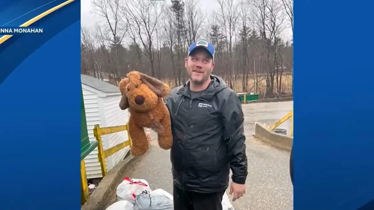  alcalde de la ciudad con el peluche 