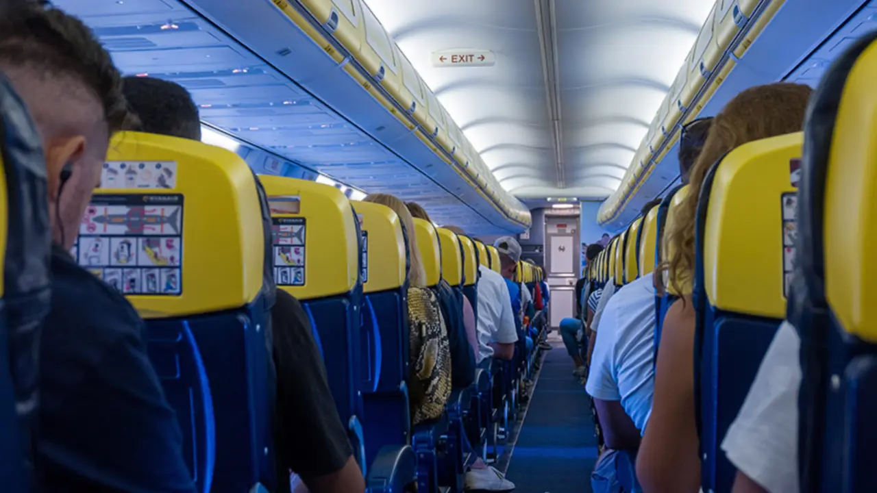  Interior de un avi&oacute;n comercial con pasajeros durante un vuelo. 