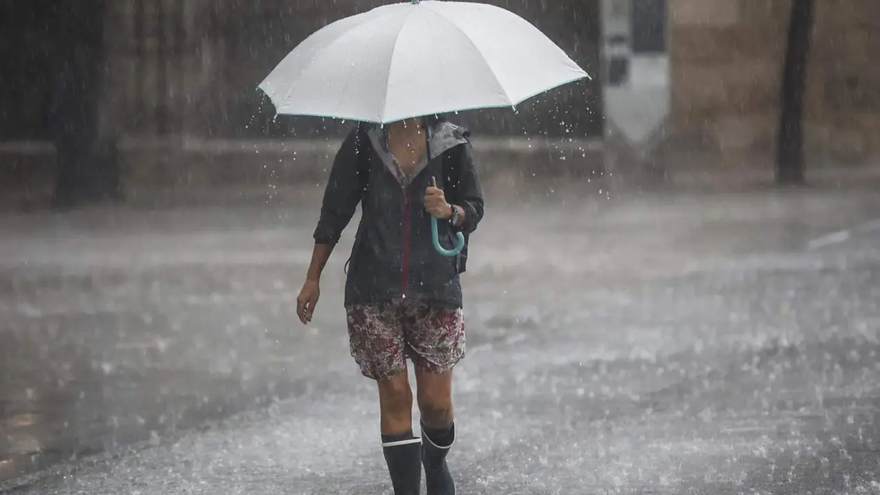  Archivo - Una persona camina con un paraguas bajo la lluvia en Val&egrave;ncia, Comunidad Valenciana (Espa&ntilde;a). - Rober Solsona - Europa Press - Archivo 