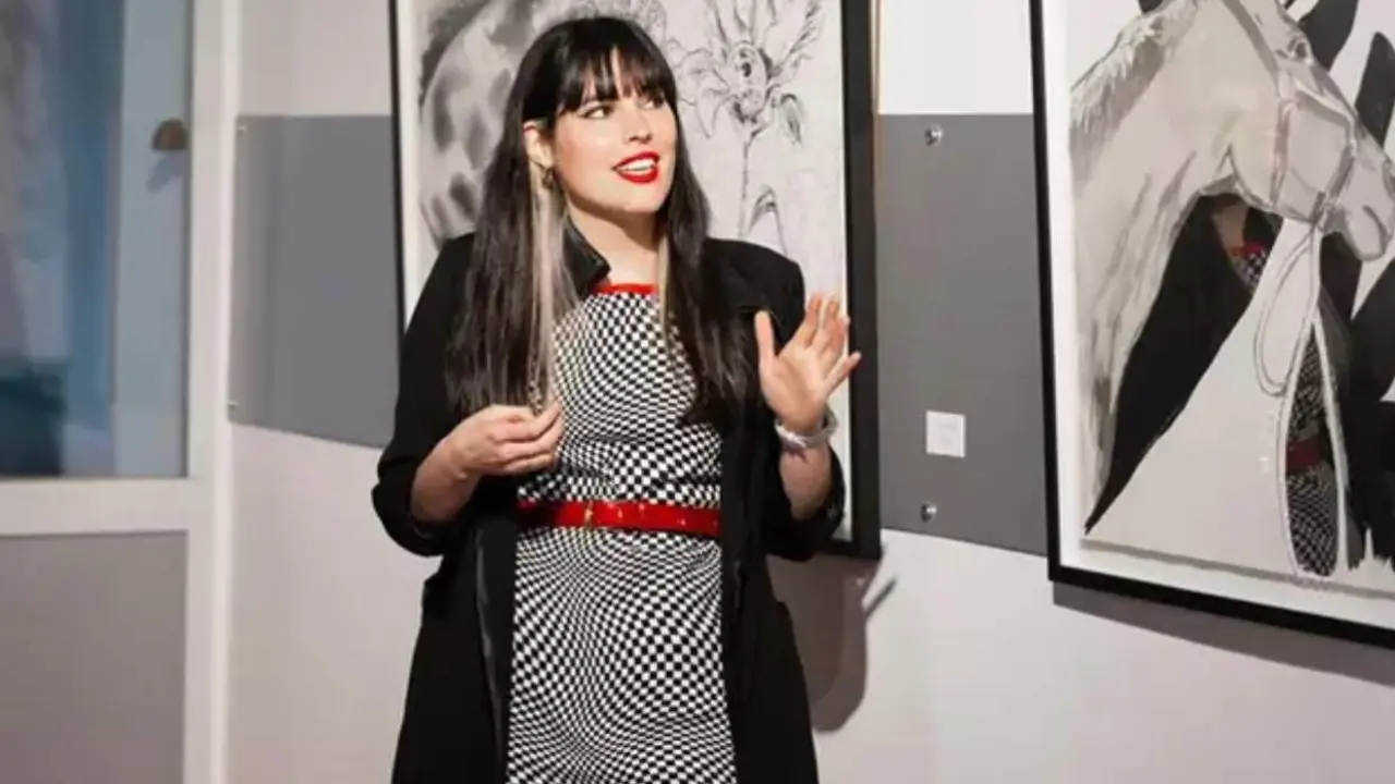  Clara G&oacute;mez Campos, ante algunas de sus obras en la muestra 'Los habitantes de la salsa barbacoa', abierta en Dos Torres.<br>- JOS&Eacute; LUIS NAVARRO 