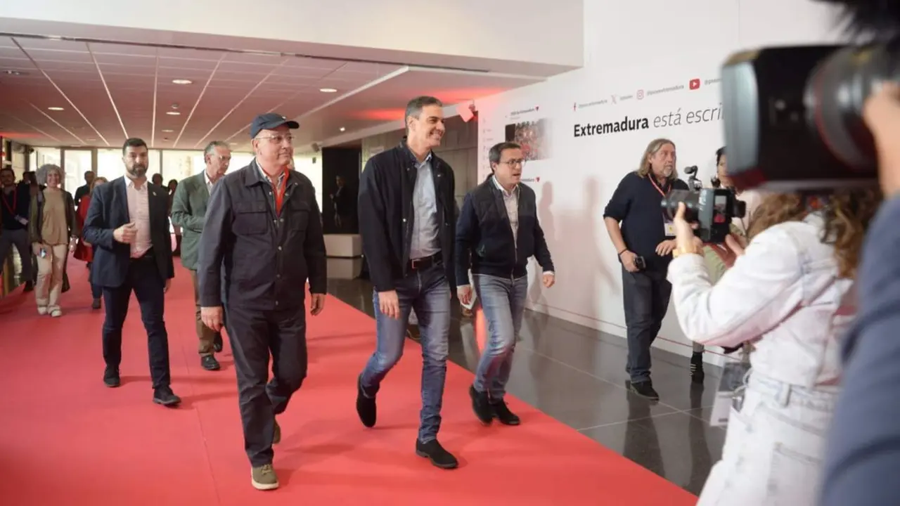  El exsecretario general del PSOE en Extremadura, Guillermo Fern&aacute;ndez Vara, llega al 14&ordm; Congreso Regional Extraordinario del PSOE de Extremadura junto al secretario general del partido y presidente del Gobierno, Pedro S&aacute;nchez - CARLOS RAMOS/EUROPA PRESS 