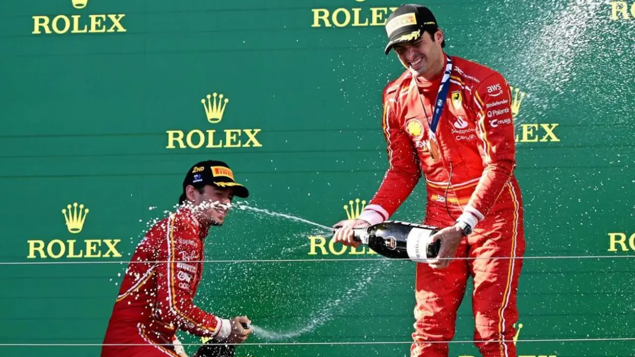  Carlos Sainz Jr celebrando su victoria en el podio 