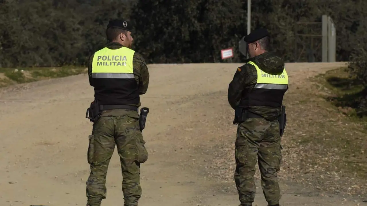  Militares acordonando el lugar donde fueron localizados los dos militares fallecidos en la base de Cerro Muriano. - RAFAEL MADERO/EUROPA PRESS 