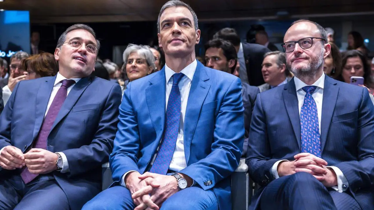  Archivo - El presidente del Gobierno, Pedro S&aacute;nchez, y el ministro de Asuntos Exteriores, Uni&oacute;n Europea y Cooperaci&oacute;n, Jos&eacute; Manuel Albares - Europa Press/Contacto/Alberto Gardin - Archivo 