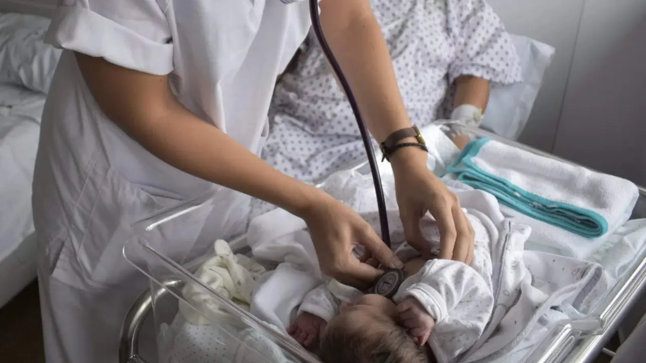  Archivo - Reconocimiento a un beb&eacute;. - HOSPITAL CL&Iacute;NICO SAN CECILIO - Archivo 