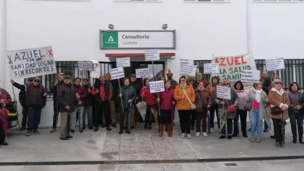  Vecinos de Azuel concentrados ante el Consultorio de Carde&ntilde;a.<br>- PLATAFORMA 'AZUEL NO RECORTES' 