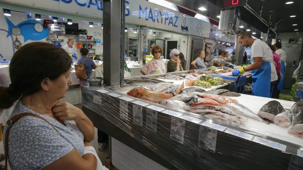  Archivo - Personas comprando en un mercado de Galicia - Carlos Castro - Europa Press - Archivo 