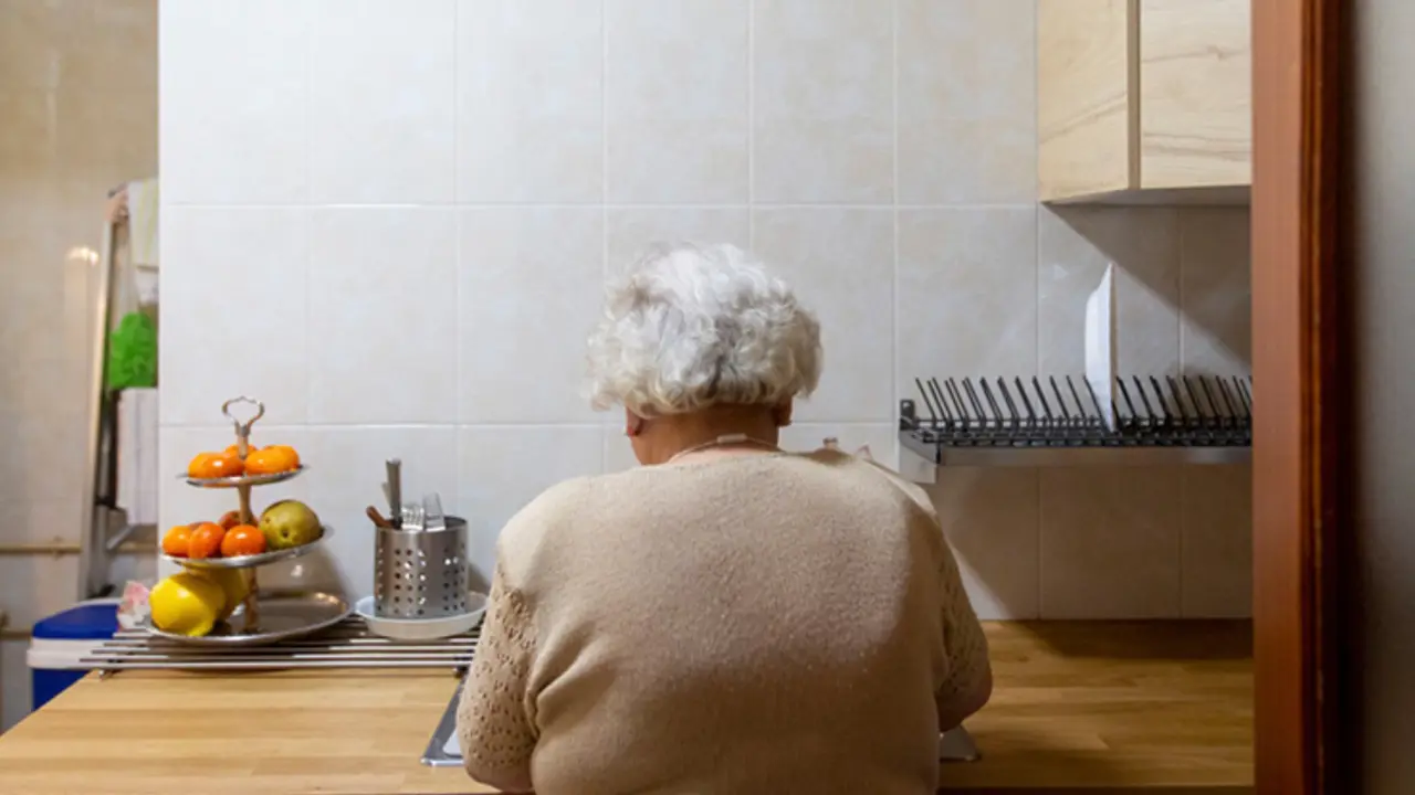  Una mujer mayor en el interior de la cocina de su domicilio. 