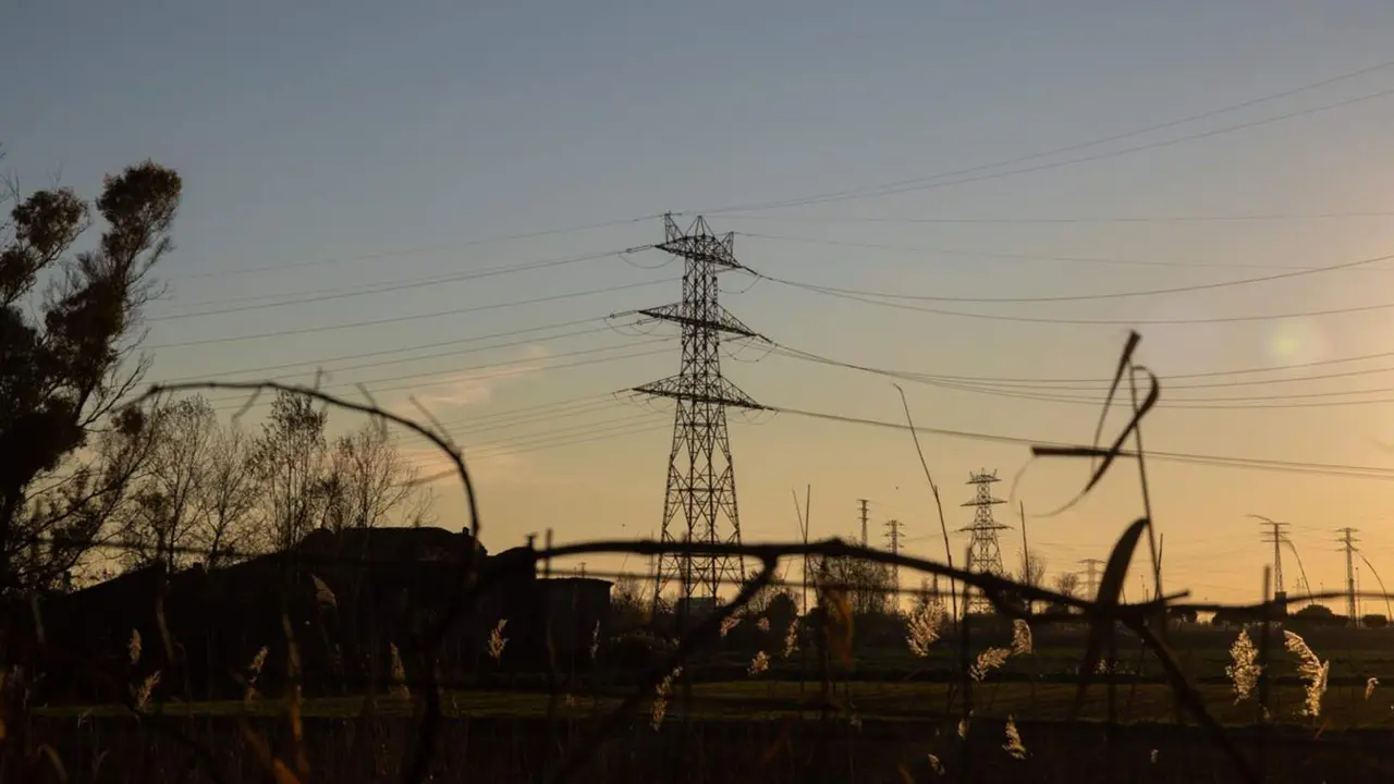  Archivo - Un poste el&eacute;ctrico, a 12 de enero de 2021, en Barcelona, Catalu&ntilde;a (Espa&ntilde;a). Seg&uacute;n los datos provisionales del Operador del Mercado Ib&eacute;rico de Energ&iacute;a (OMIE), el precio promedio de la luz para los clientes de tarifa regulada vinculados al mercado - David Zorrakino - Europa Press - Archivo 