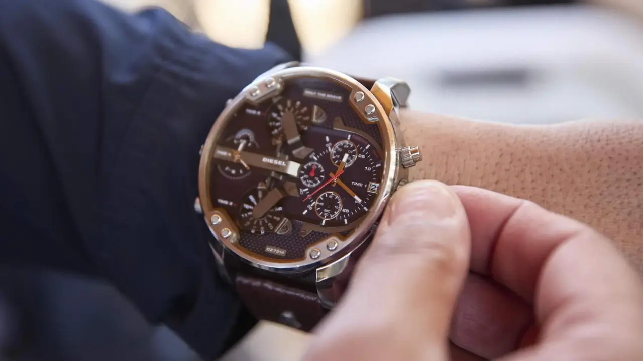  Archivo - Un hombre adelanta el reloj, a 25 de marzo de 2023, en Madrid (Espa&ntilde;a). - Jes&uacute;s Hell&iacute;n - Europa Press - Archivo 