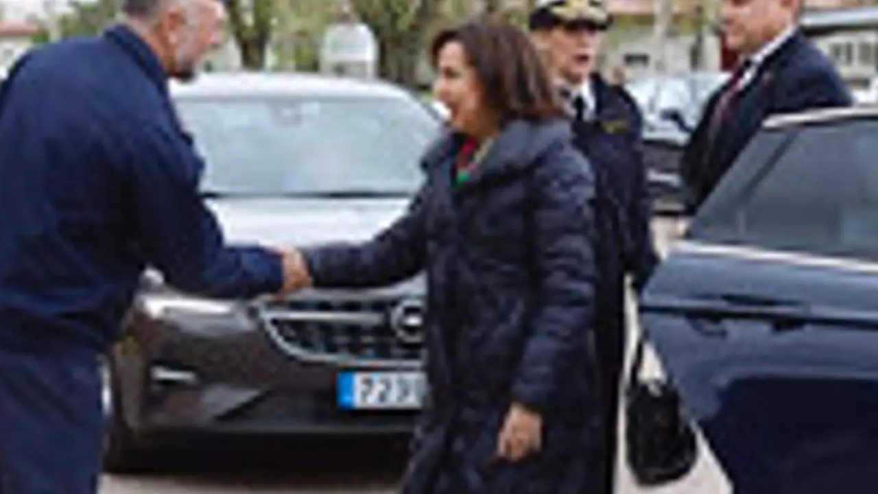  El jefe del COVE, el teniente coronel Manuel Olmos, descarta que el b&oacute;lido que sobrevol&oacute; Espa&ntilde;a fuera un sat&eacute;lite StarLink de Elon Musk, asegurando que fue un 'meteroide rozador' en una visita de la ministra de Defensa, Margarita Robles. - MINISTERIO DE DEFENSA 