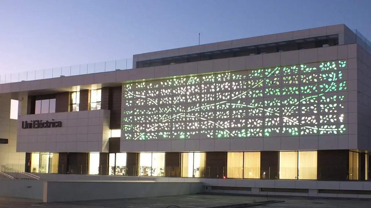  Nueva sede de UniEl&eacute;ctrica anocheciendo 