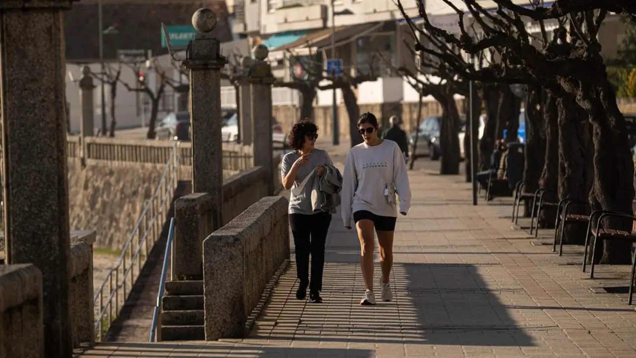  Archivo - Dos personas pasean por la playa de Silgar, a 25 de enero de 2024, en Sanxenxo, Pontevedra, Galicia (Espa&ntilde;a). - Elena Fern&aacute;ndez - Europa Press - Archivo 