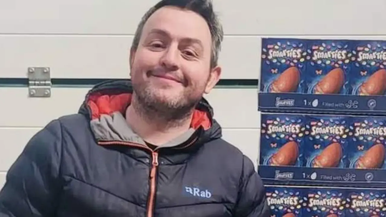  Dan Dafydd con los huevos de Pascua que sorte&oacute; - Credit SWNS / Sinclair General Stores 