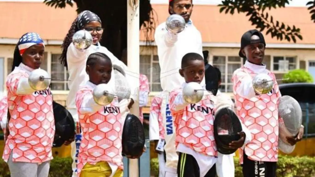  El entrenador Isaac con los esgrimistas de Tsavora - cr&eacute;dito Tsavora Fencing, permiso concedido a GNN 