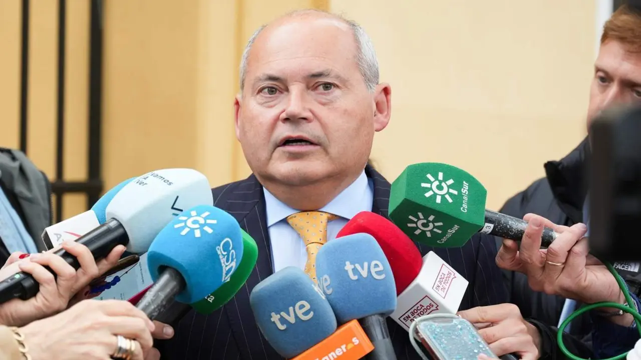  El abogado Luis Romero, que representa a la familia del soldado fallecido Carlos Le&oacute;n a su llegada al Juzgado Togado Militar de Sevilla - Mar&iacute;a Jos&eacute; L&oacute;pez - Europa Press 