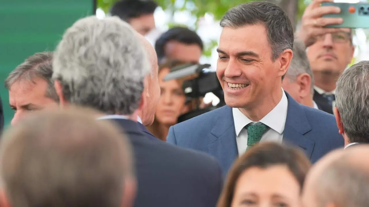  El presidente del Gobierno, Pedro S&aacute;nchez, durante la colocaci&oacute;n de la primera piedra de las obras del primer subtramo del tramo norte de la l&iacute;nea tres del metro en el barrio de Pino Montano, a 8 de abril de 2024 en Sevilla (Andaluc&iacute;a, Espa&ntilde;a). El preside - Francisco J. Olmo - Europa Press 
