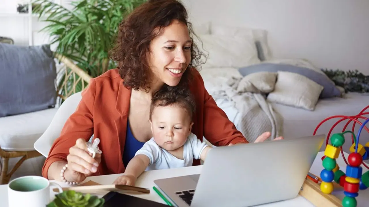  Imagen de una mujer usando un ordenador. - GFK DAM 