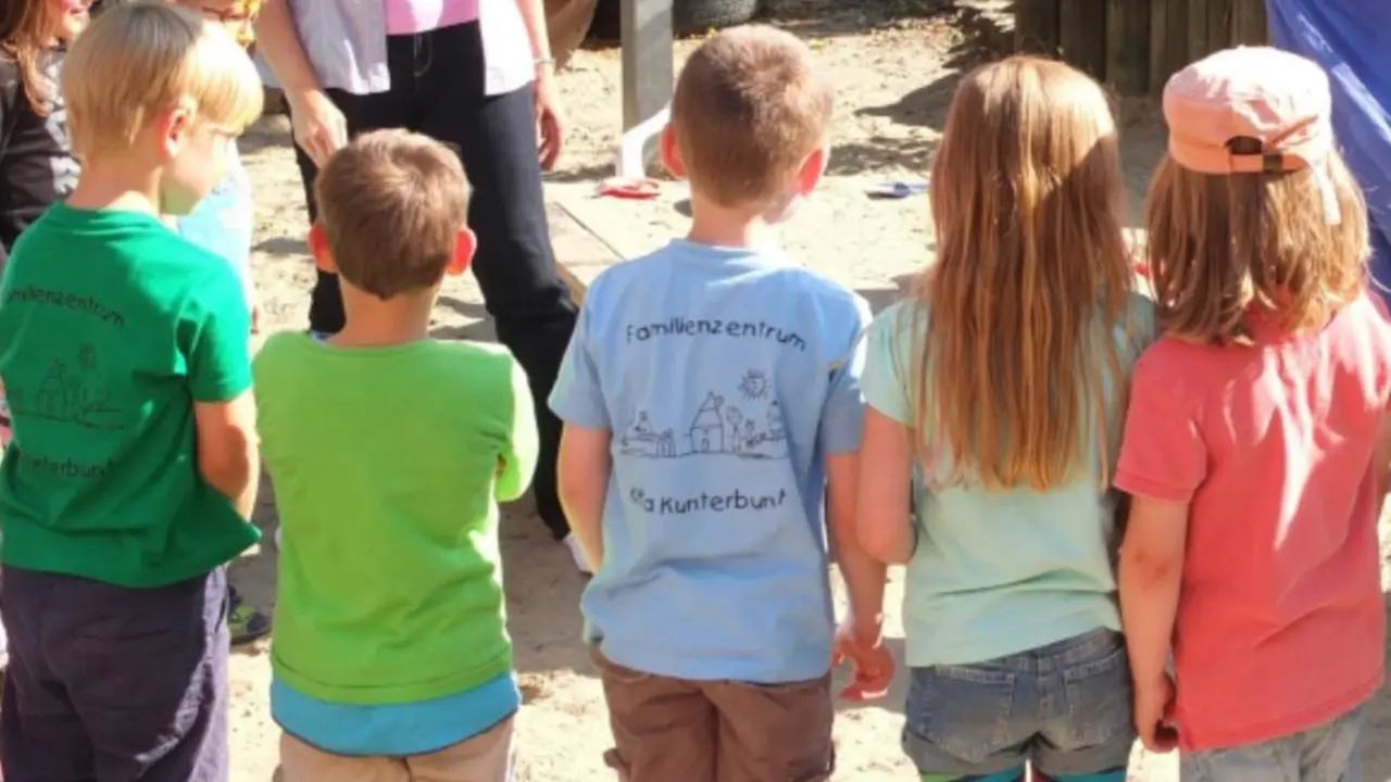  Un grupo de ni&ntilde;os en el patio de un centro escolar. 