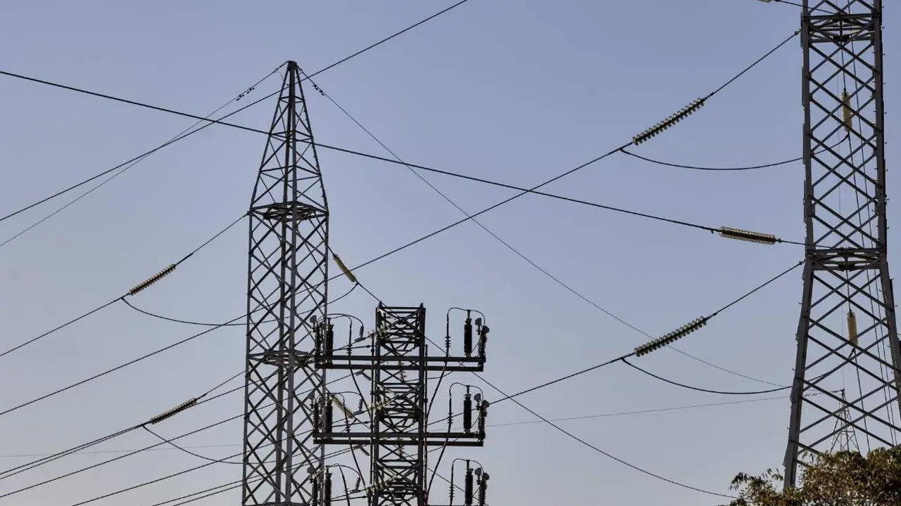  Archivo - Vista de una torre de alta tensi&oacute;n en Madrid (Espa&ntilde;a). - Jes&uacute;s Hell&iacute;n - Europa Press - Archivo 
