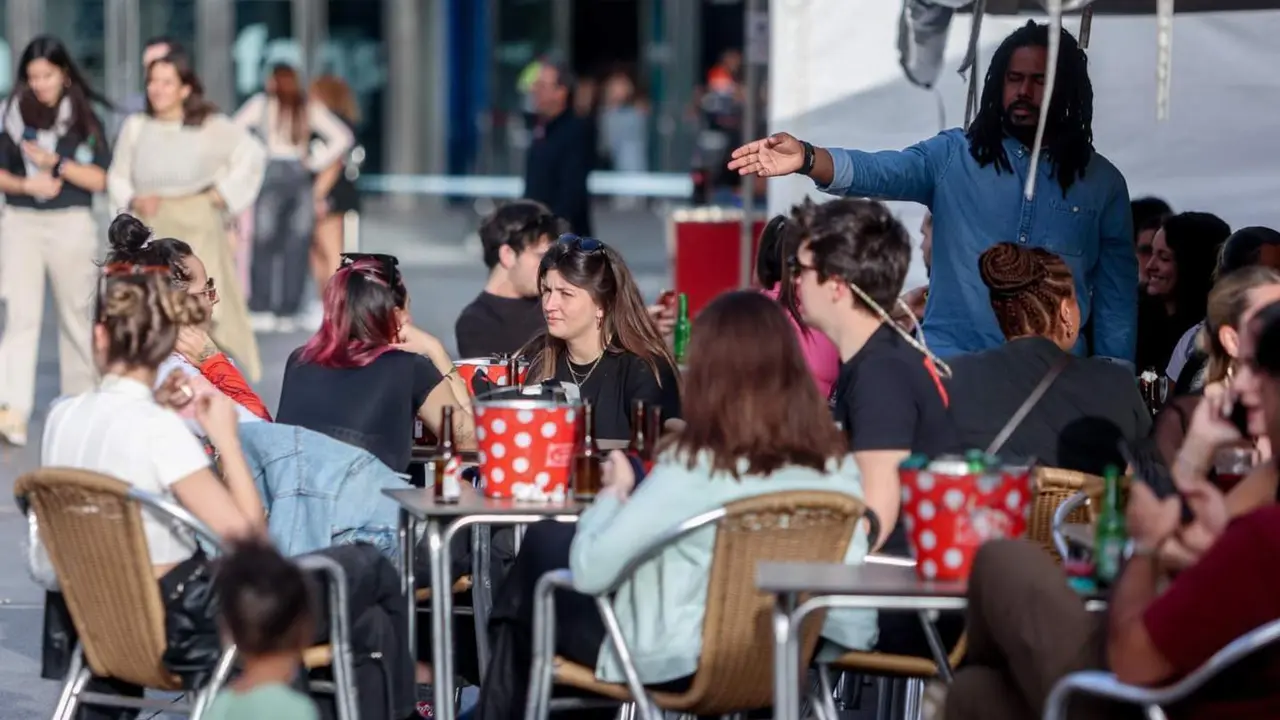  Varias personas en la terraza de un bar, a 7 de abril de 2024, en Madrid (Espa&ntilde;a). - Ricardo Rubio - Europa Press 
