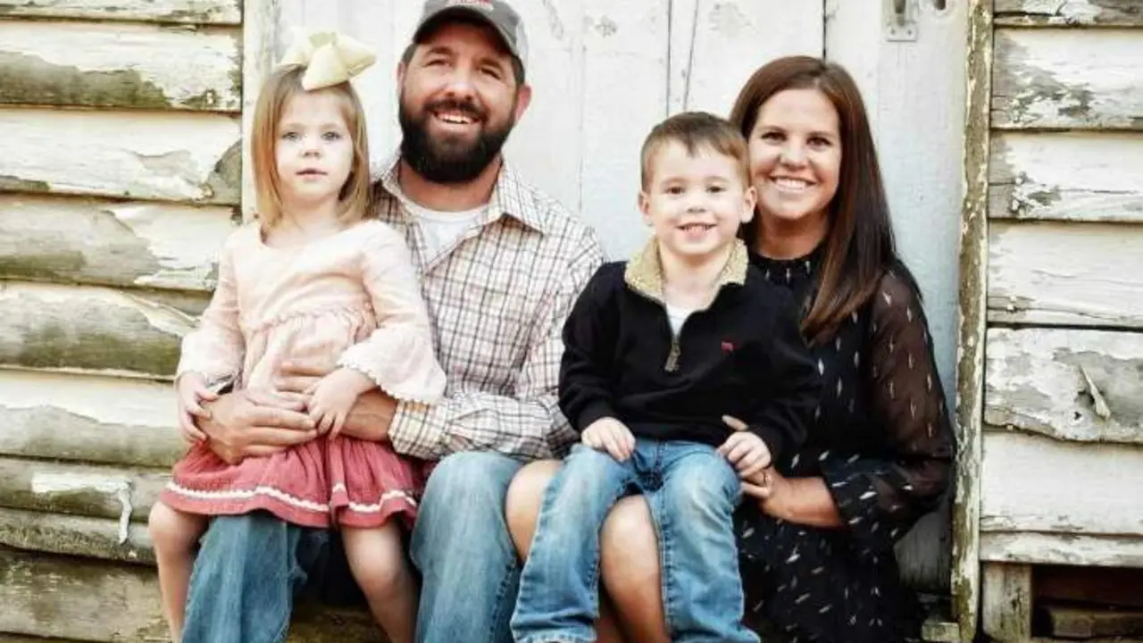  Brooke Smith-Sanders y su marido Walt Sanders con sus gemelos Maverick y Shepherd - SWNS 