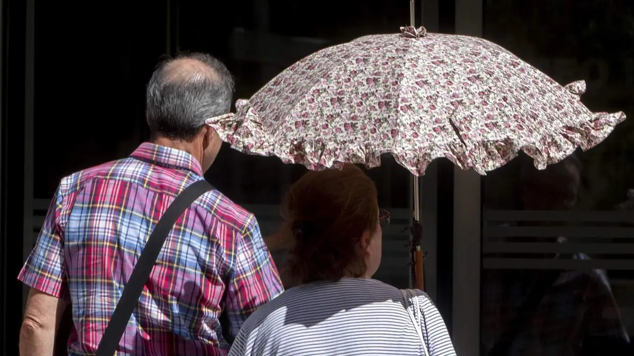  Archivo - Una mujer pasea con paragiuas, a 21 de agosto de 2023, en Madrid (Espa&ntilde;a). - Alberto Ortega - Europa Press - Archivo 