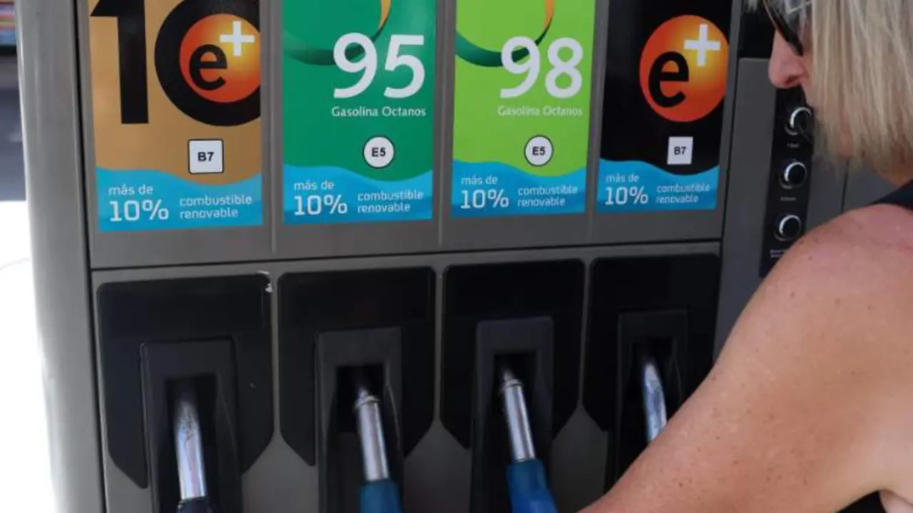  Archivo - Una mujer reposta gasolina, a 6 de octubre de 2023, en Madrid (Espa&ntilde;a). El precio del di&eacute;sel vuelve a encarecerse tras tres meses de subida y se sit&uacute;a en 1,688 euros el litro quedando muy cerca del m&aacute;ximo anual alcanzado en enero cuando estaba a - Marta Fern&aacute;ndez Jara - Europa Press - Archivo 