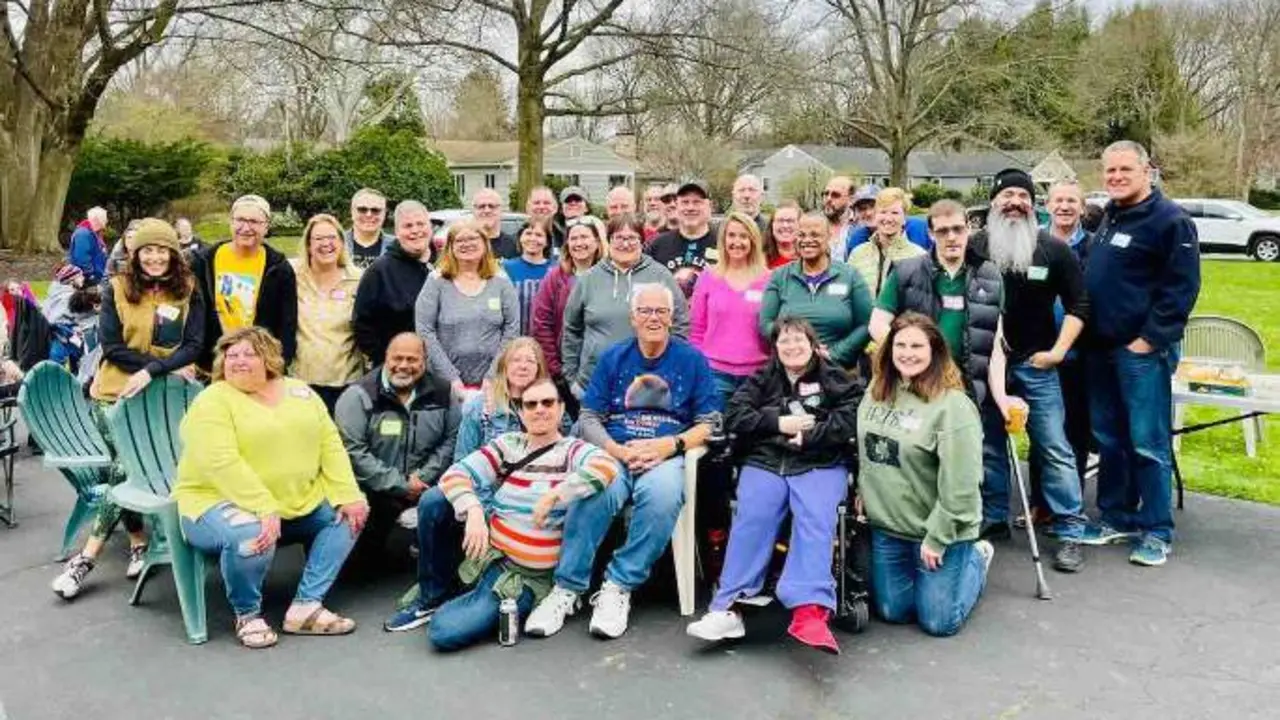  Patrick Moriarty (centro, camisa azul) y un grupo de sus antiguos alumnos vieron juntos el eclipse solar el lunes en Nueva York. (Caitlin Moriarty Hynick) 