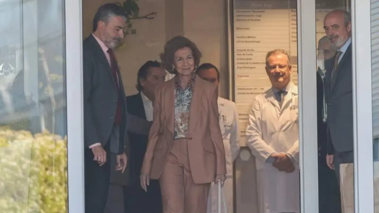  La Reina Sof&iacute;a dejando el hospital 