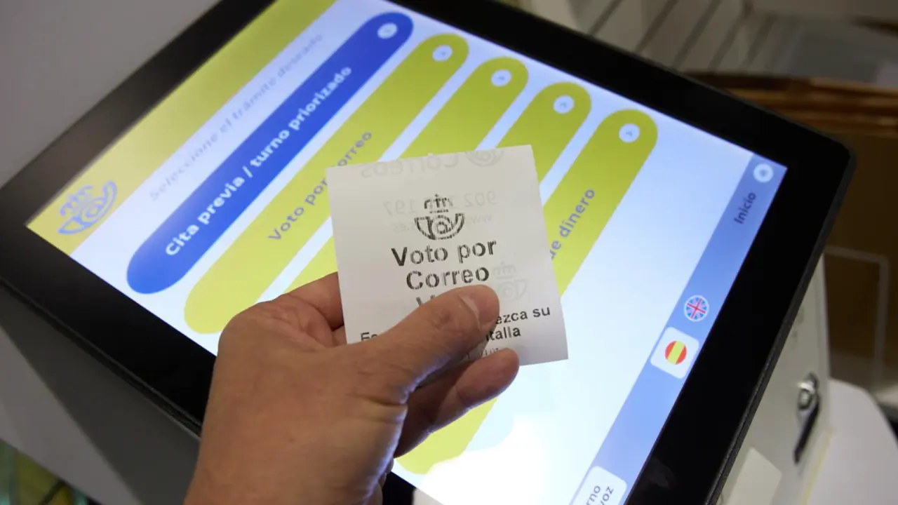  Archivo - Una persona con un ticket de voto por correo en la oficina de Correos de Cibeles, a 1 de junio de 2023, en Madrid (Espa&ntilde;a). La solicitud de voto por correo puede realizarse en todas las oficinas de Correos de Espa&ntilde;a. - Jes&uacute;s Hell&iacute;n - Europa Press - Archivo 