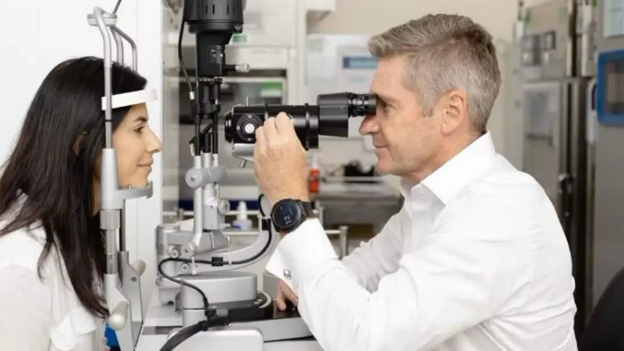  El profesor Sutton trabajando - cr&eacute;dito Stefanie Zingsheim, Universidad de S&iacute;dney 