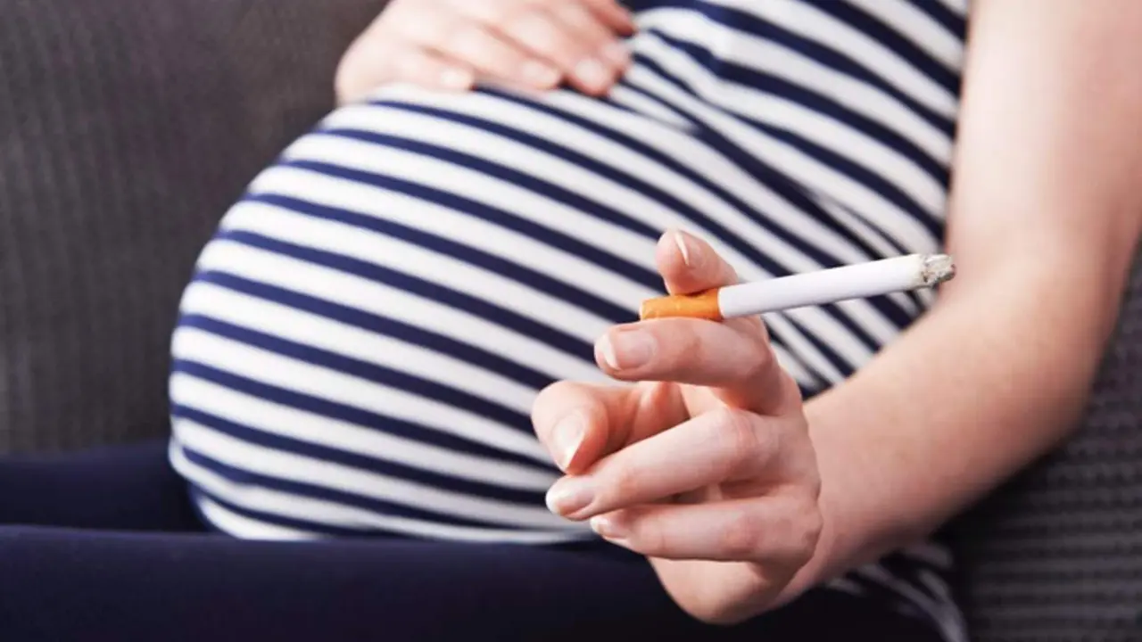  Archivo - Mujer embarazada fumando - HIGHWAYSTARZ-PHOTOGRAPHY - Archivo 